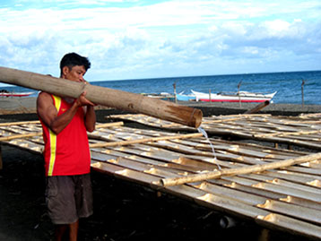 Fig. 5. Filling the bamboo with the supersaturated seawater extracted from the salted sand